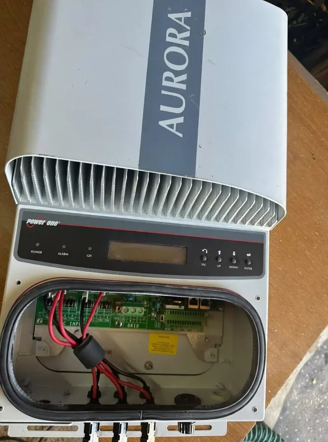 Inverter Aurora aperto per la riparazione