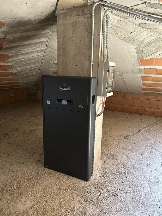 Sistema ibrido Azzurro ZCS con batterie installato accanto al quadro